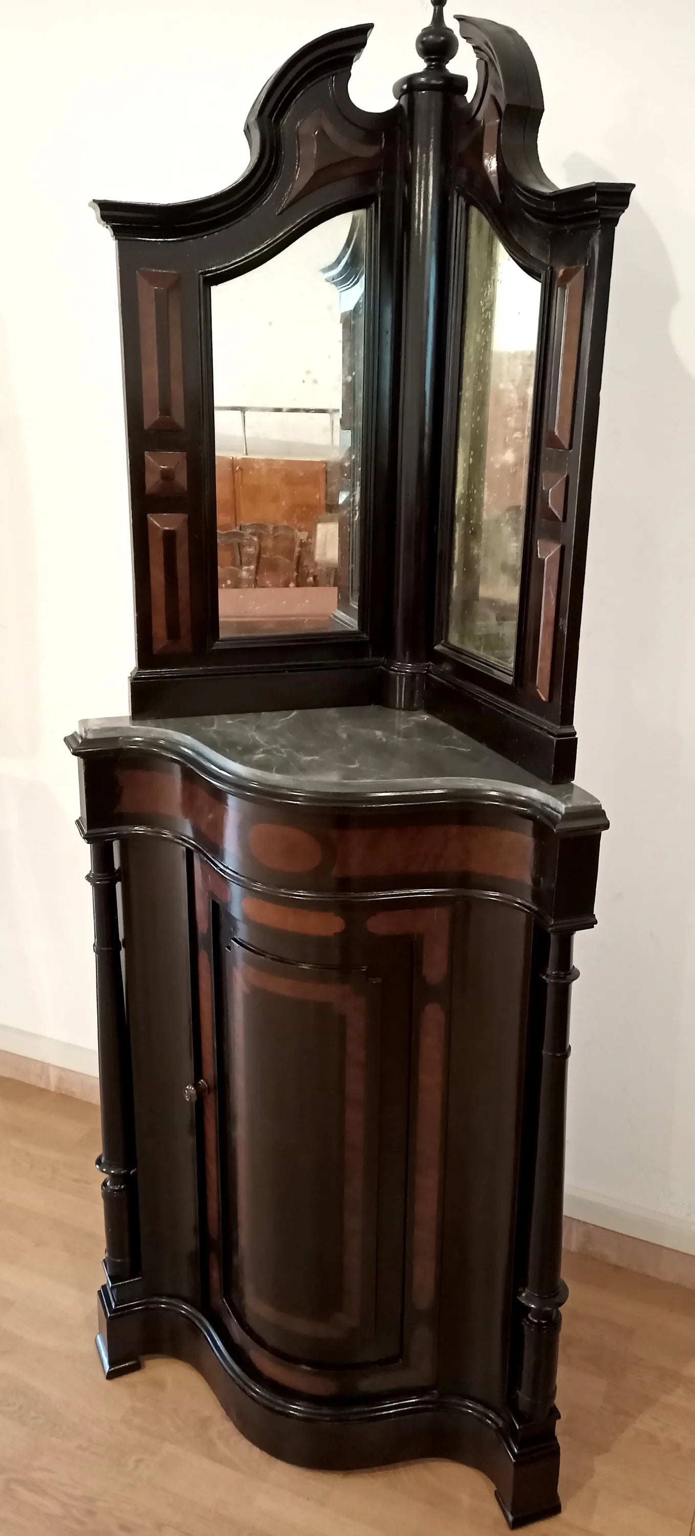 Splendida angoliera in legno scuro con specchi curvi decorativi in ottime condizioni con corpo inferiore