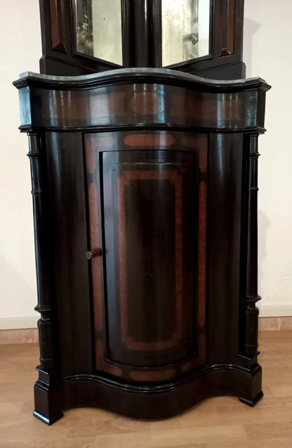 Splendida angoliera in legno scuro con bordi curvi e modanature ornate in ottime condizioni corpo inferiore