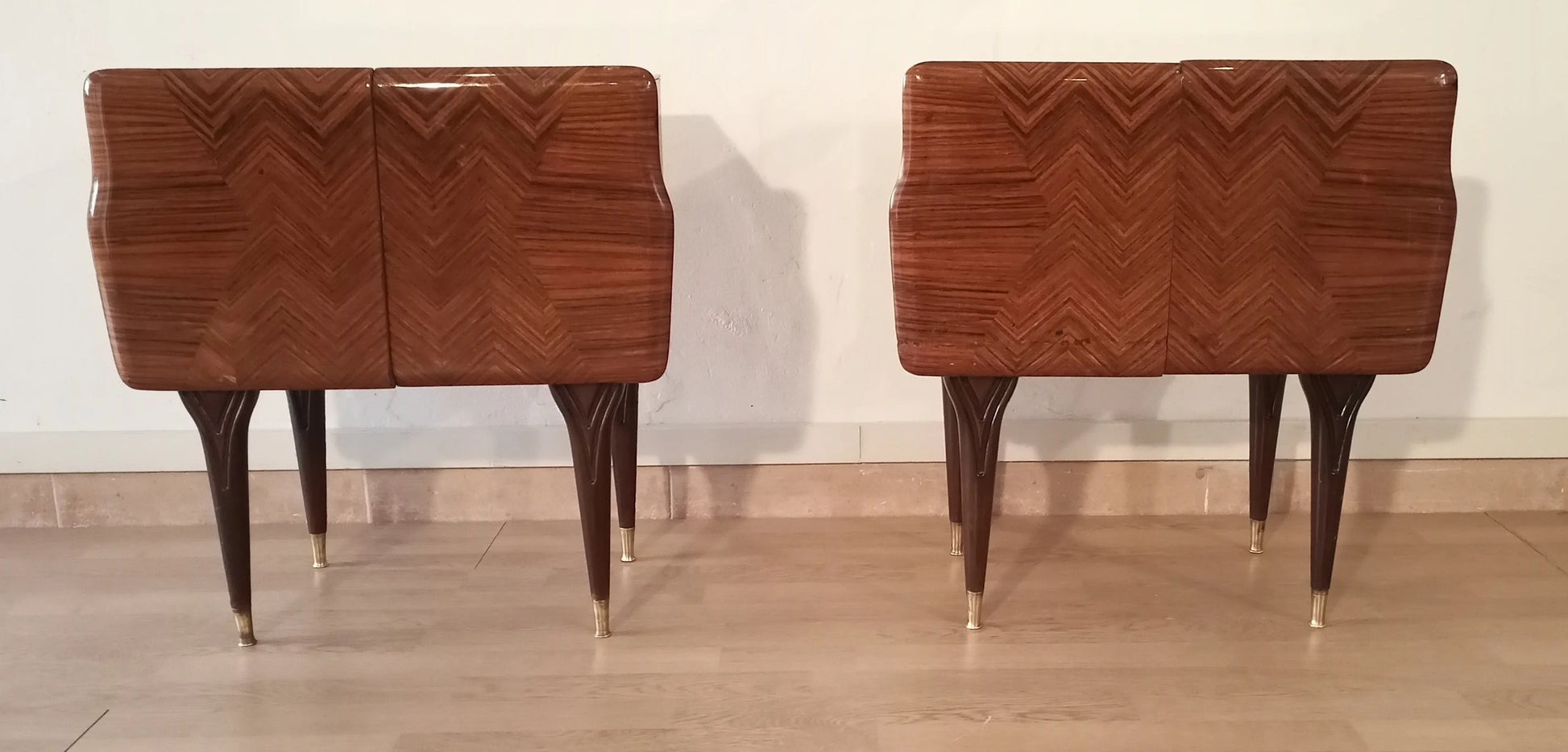Pair di comodini italiani mid-century in velluto marrone con gambe affusolate alto design italiano anni 50