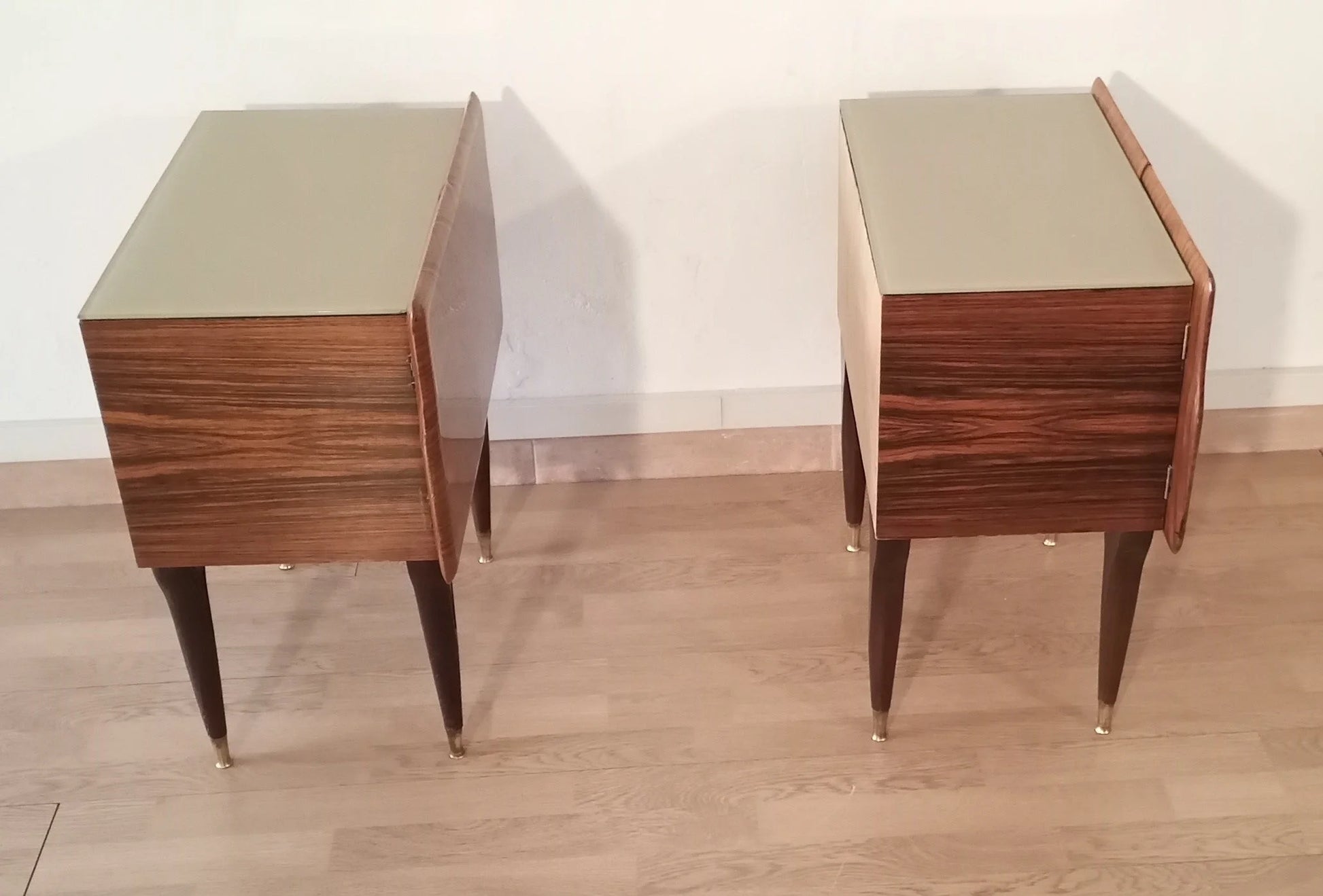 Paio di comodini italiani mid-century in legno con gambe rastremate alto design italiano anni 50