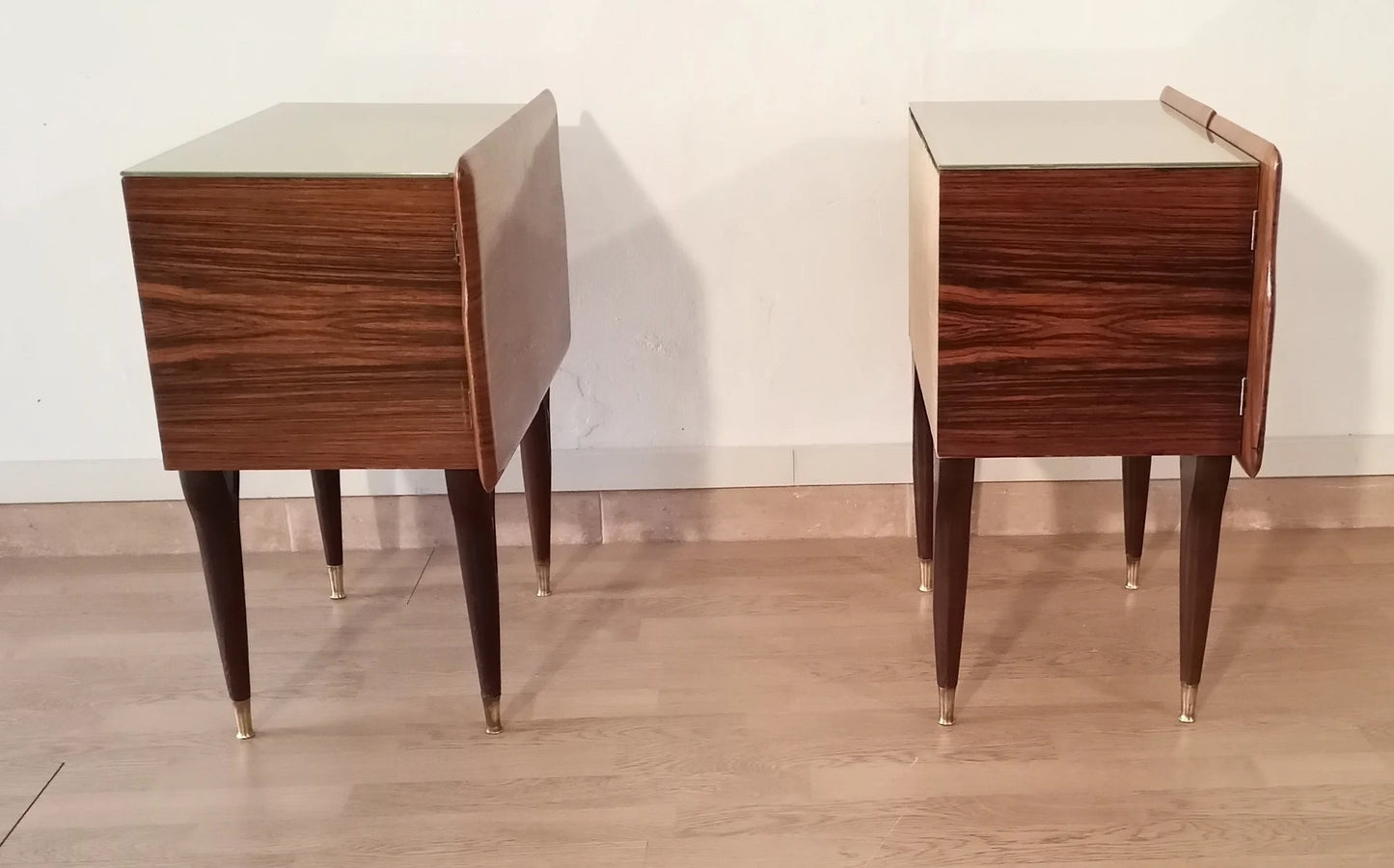 Pair di comodini italiani mid-century in rosewood con gambe rastremate e piedi in ottone, alto design italiano elegante