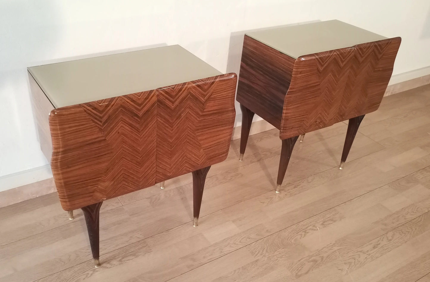 Pair of mid-century modern wooden nightstands with chevron grain patterns and tapered legs comodini italiani mid-century alto design italiano