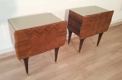 Pair of mid-century modern wooden nightstands with chevron grain patterns and tapered legs comodini italiani mid-century alto design italiano