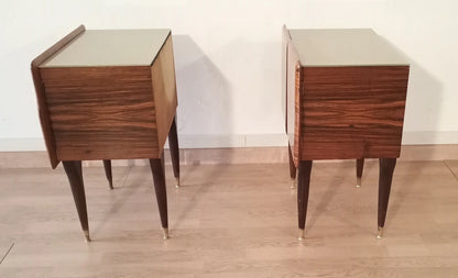 Coppia di comodini italiani mid-century in legno con gambe rastremate design alto design italiano anni 50