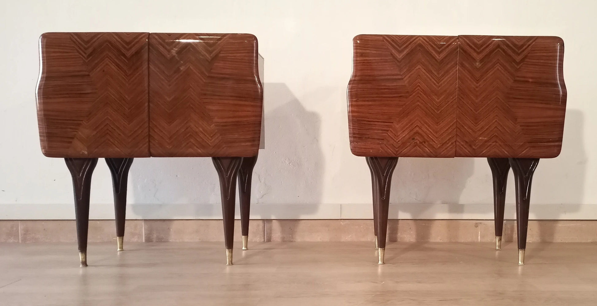 Due comodini italiani mid-century in legno marrone con motivi geometrici e gambe a tronco di cono design italiano