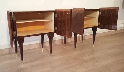 Due comodini italiani mid-century con gambe rastremate e ante a battente in legno di varie essenze