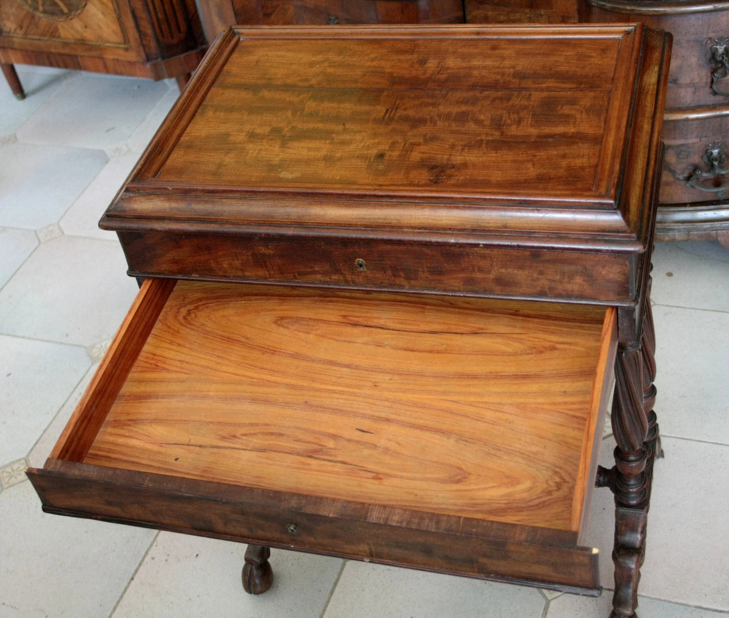 Mobile svuotatasche mogano xix secolo con cassetto aperto e venatura calda del legno ideale per cucito francese