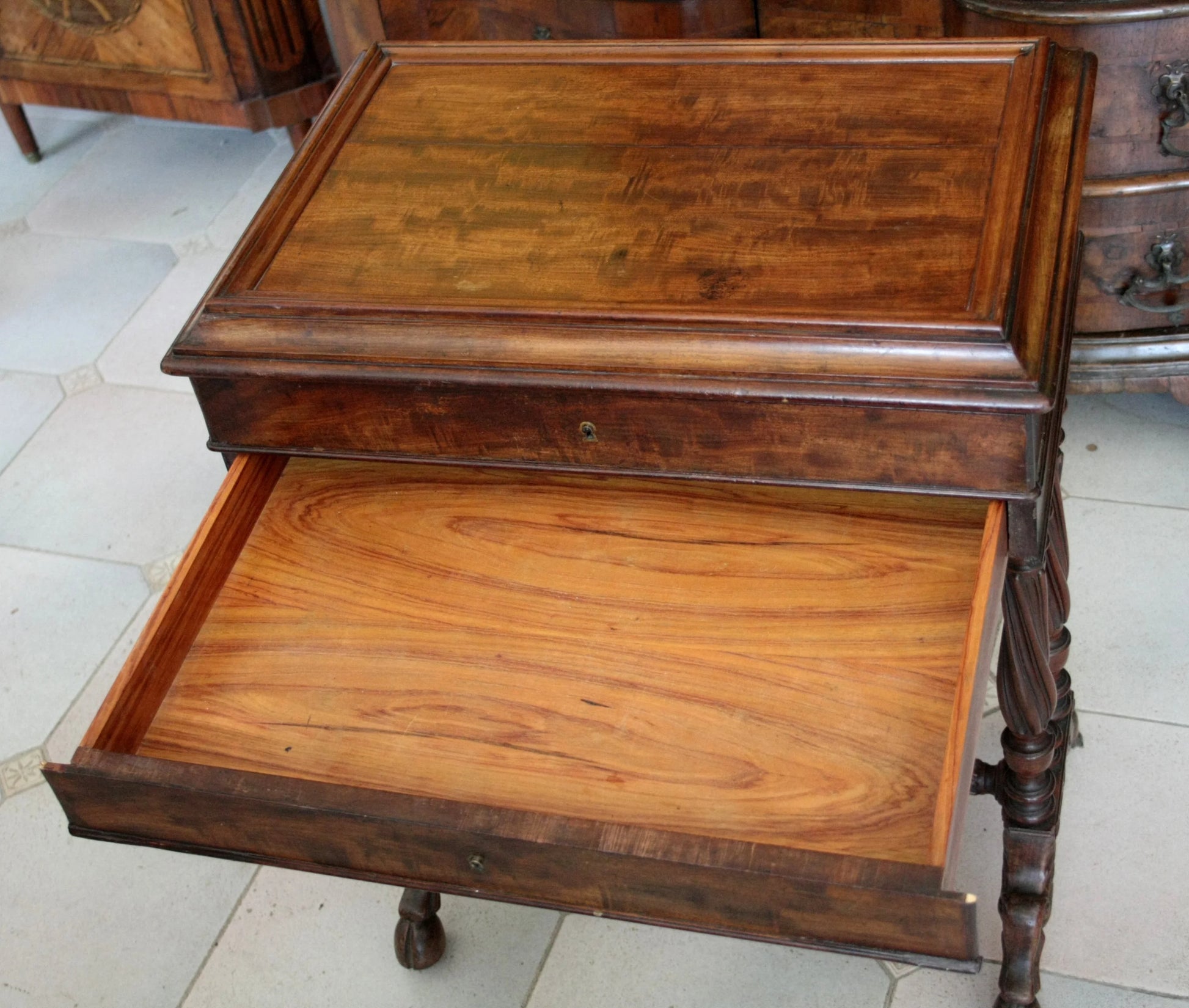 Mobile svuotatasche mogano xix secolo con cassetto aperto e venatura calda del legno ideale per cucito francese