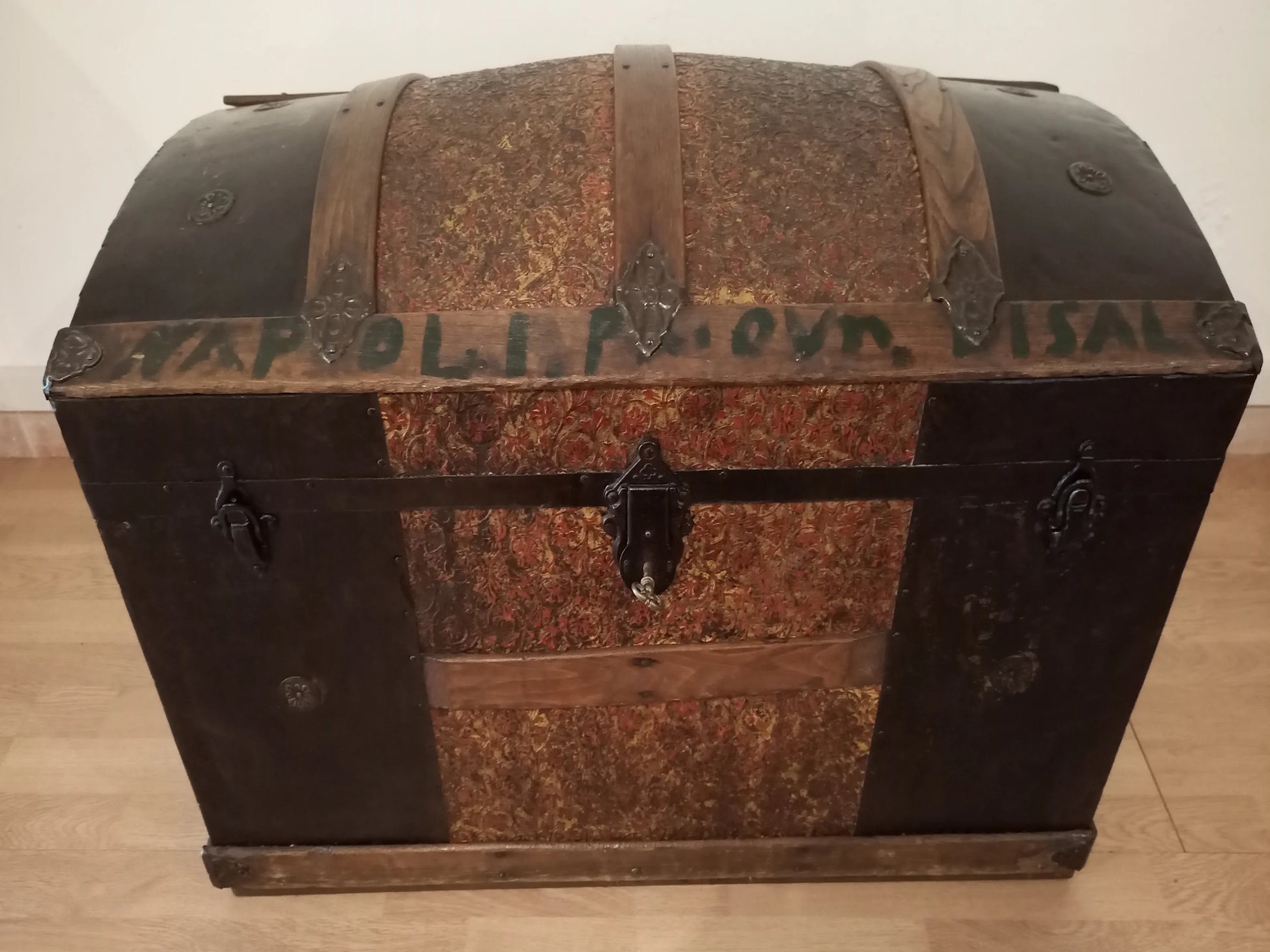 Antico baule bombato epoca 800 in legno restaurato con ferramenta metallica e fasce decorative