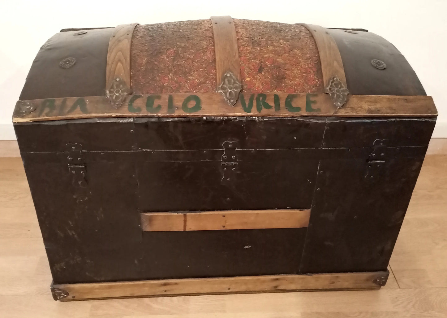 Antico baule bombato epoca 800 in legno e metallo restaurato con cinghie in pelle e ferrature metalliche