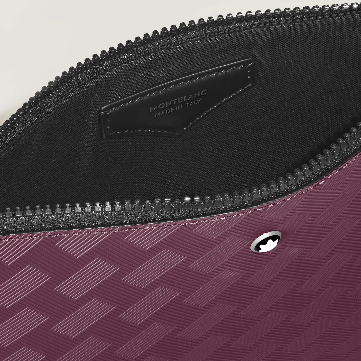 Montblanc astuccio extreme 3.0 cassis 199410 zip pouch nero e bordeaux con motivo intrecciato e emblem montblanc argento