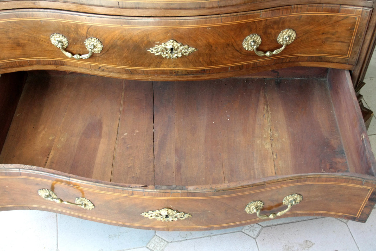 Antico raffinato cassettone in noce xviii secolo spagna con linea elegante, fronte ricurvo e maniglie in ottone