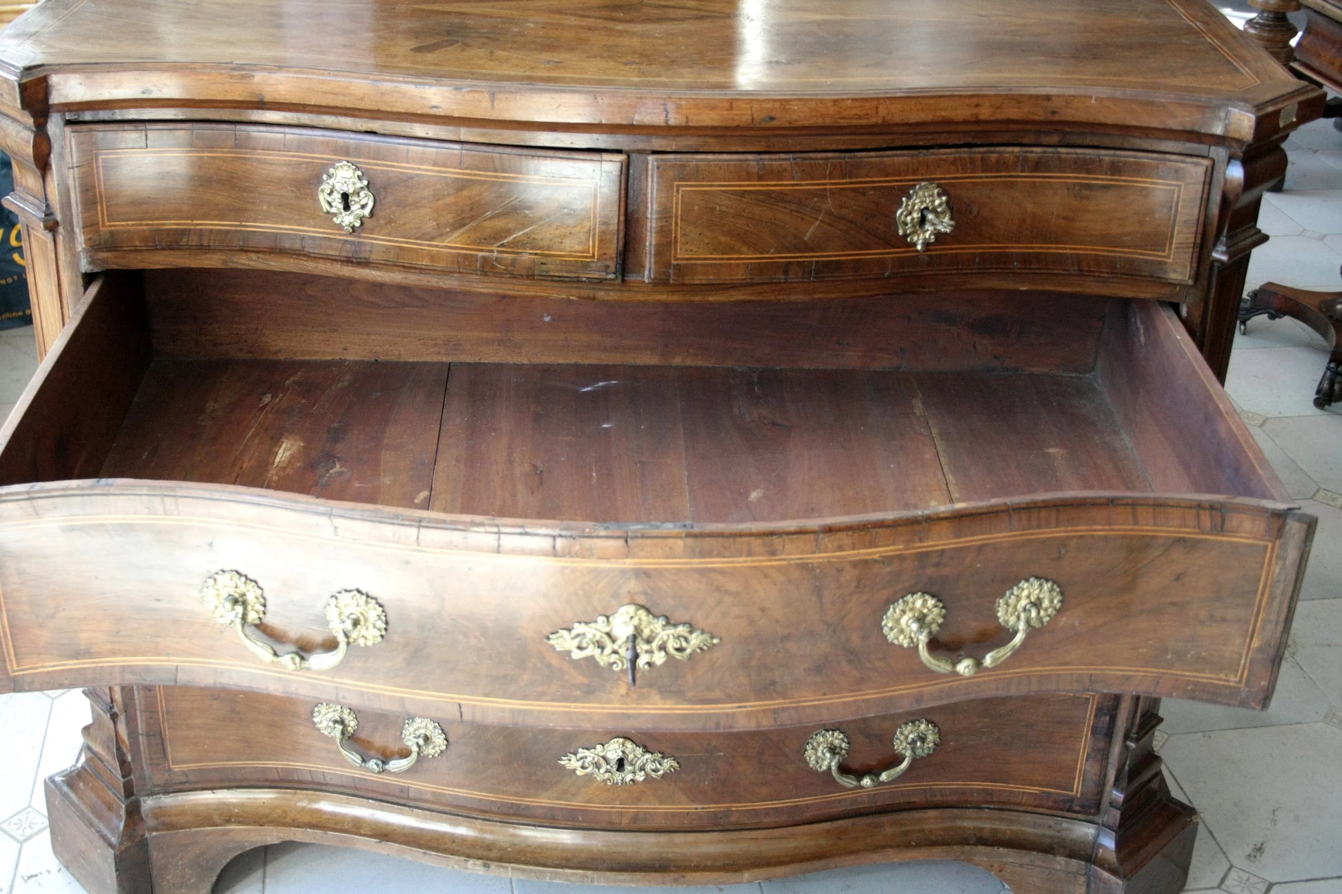Canterano in noce XVIII secolo con fronte ricurvo e raffinato cassettone con linea elegante e cassetto aperto