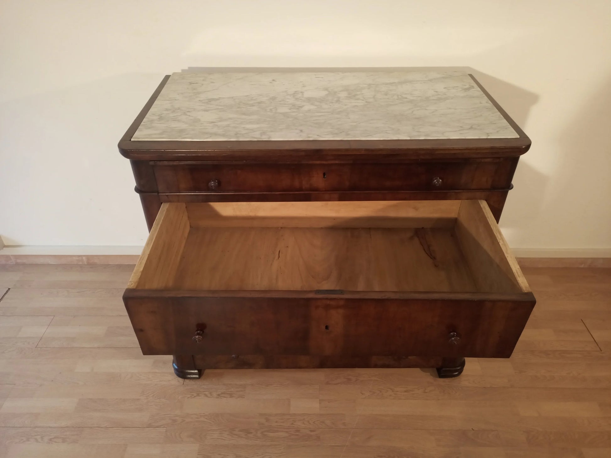 Cassettiera italiana in legno con cinque cassetti e cassetto aperto in primo piano xix secolo