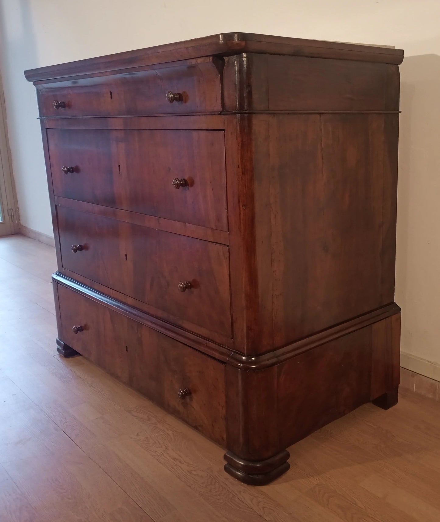 Cassettiera in legno italiana del xix secolo con cinque cassetti bordi curvi e piedi decorativi