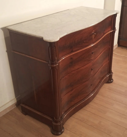 Cassettone luigi filippo in piuma di mogano con ripiano in marmo bianco carrara xix secolo