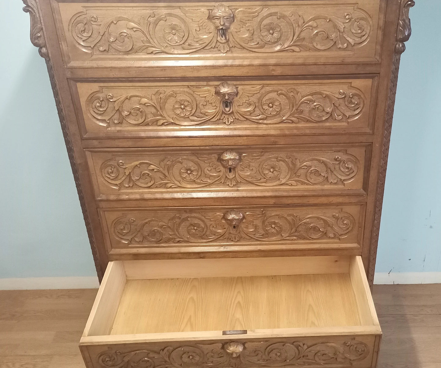 Cassettiera italiana in noce italiana ottocentesca con cinque cassetti intagliati con motivi decorativi a volute