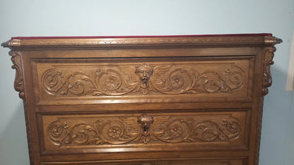 Cassettiera italiana in noce italiana ottocentesca con due cassetti intagliati e maniglie in ottone decorativo