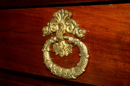 Ornato pomolo in bronzo xix secolo su cassettiera impero in noce con artigianato italiano d’epoca