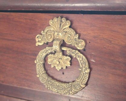 Ornato pomello in bronzo su cassettiera impero in noce con dettagli bronzo xix secolo artigianato italiano d’epoca