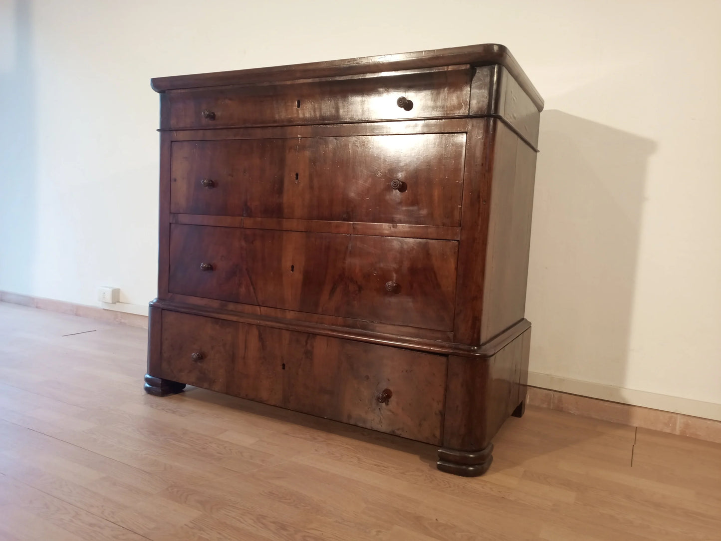 Cassettiera in legno italiana scura con quattro cassetti e piedi a cipolla xviii secolo
