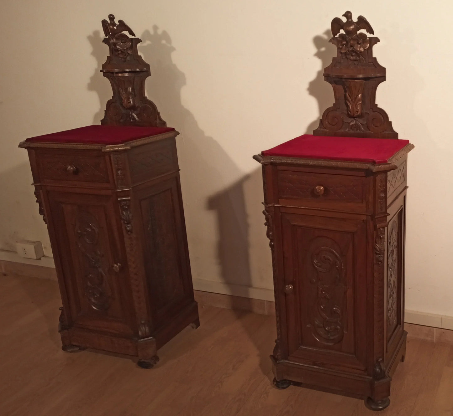 Set di 3 comodini e cassettiera italiana noce in legno antico del XIX secolo colore noce