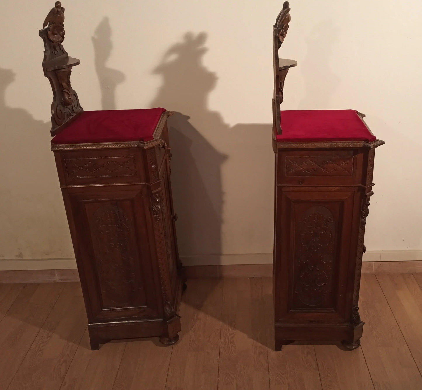 Antiche comodini in noce italiano con piano in velluto rosso set di 3 cassettiera italiana noce elegante