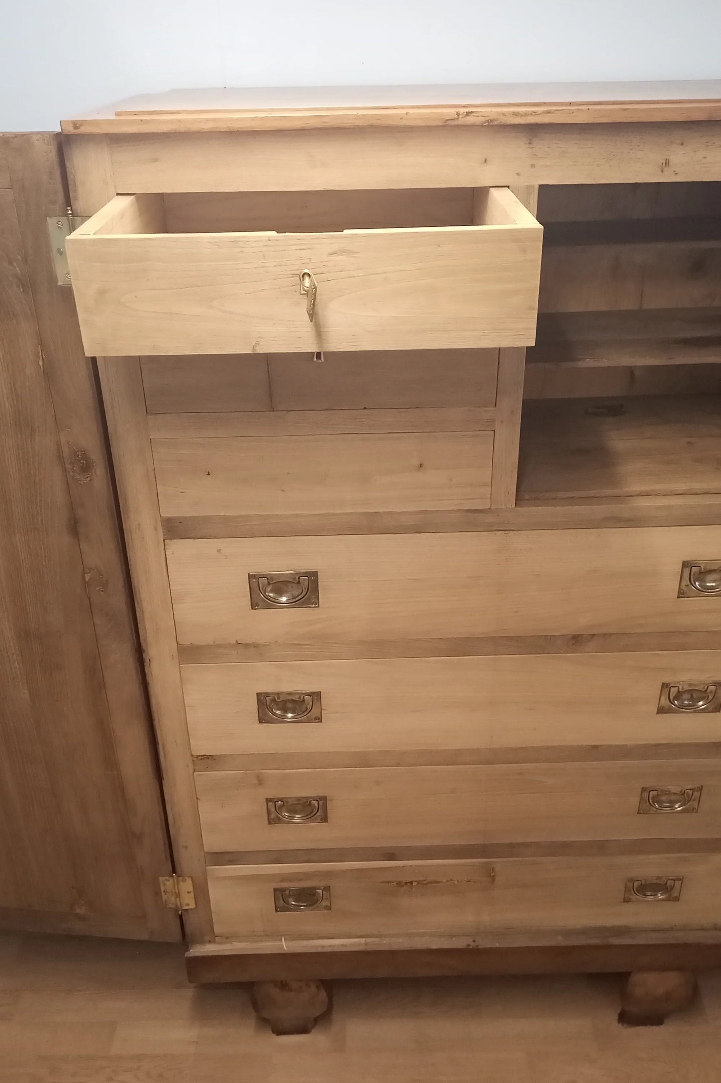 Mobile in noce inizi 900 restaurato con cassettiera interna e maniglie in ottone su più cassetti in legno