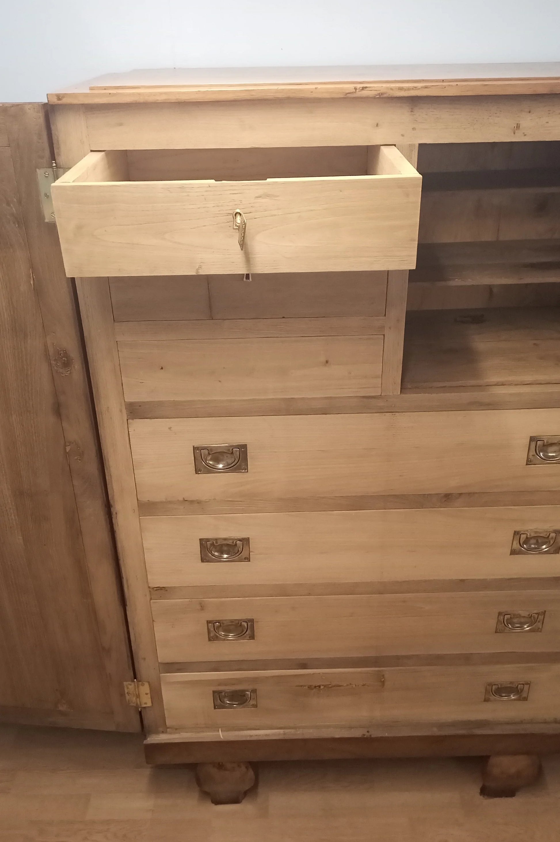 Mobile in noce inizi 900 restaurato con cassettiera interna e maniglie in ottone su più cassetti in legno