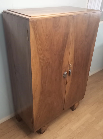 Mobile in noce con cassettiera interna restaurata fine 900 su ruote con ante in legno