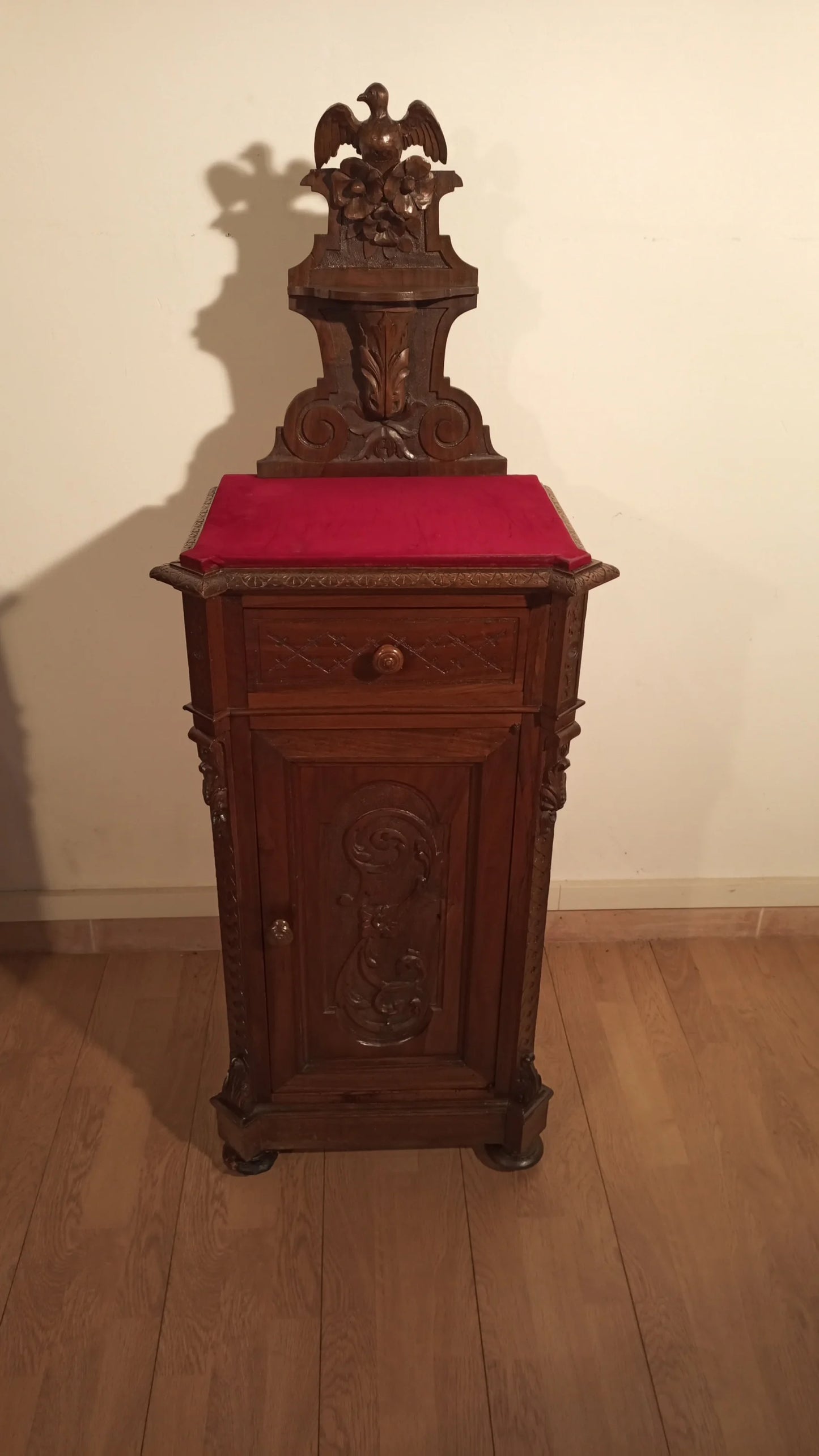 Orolologio in legno con cuscino rosso sopra set di 3 comodini e cassettiera italiana noce xix secolo