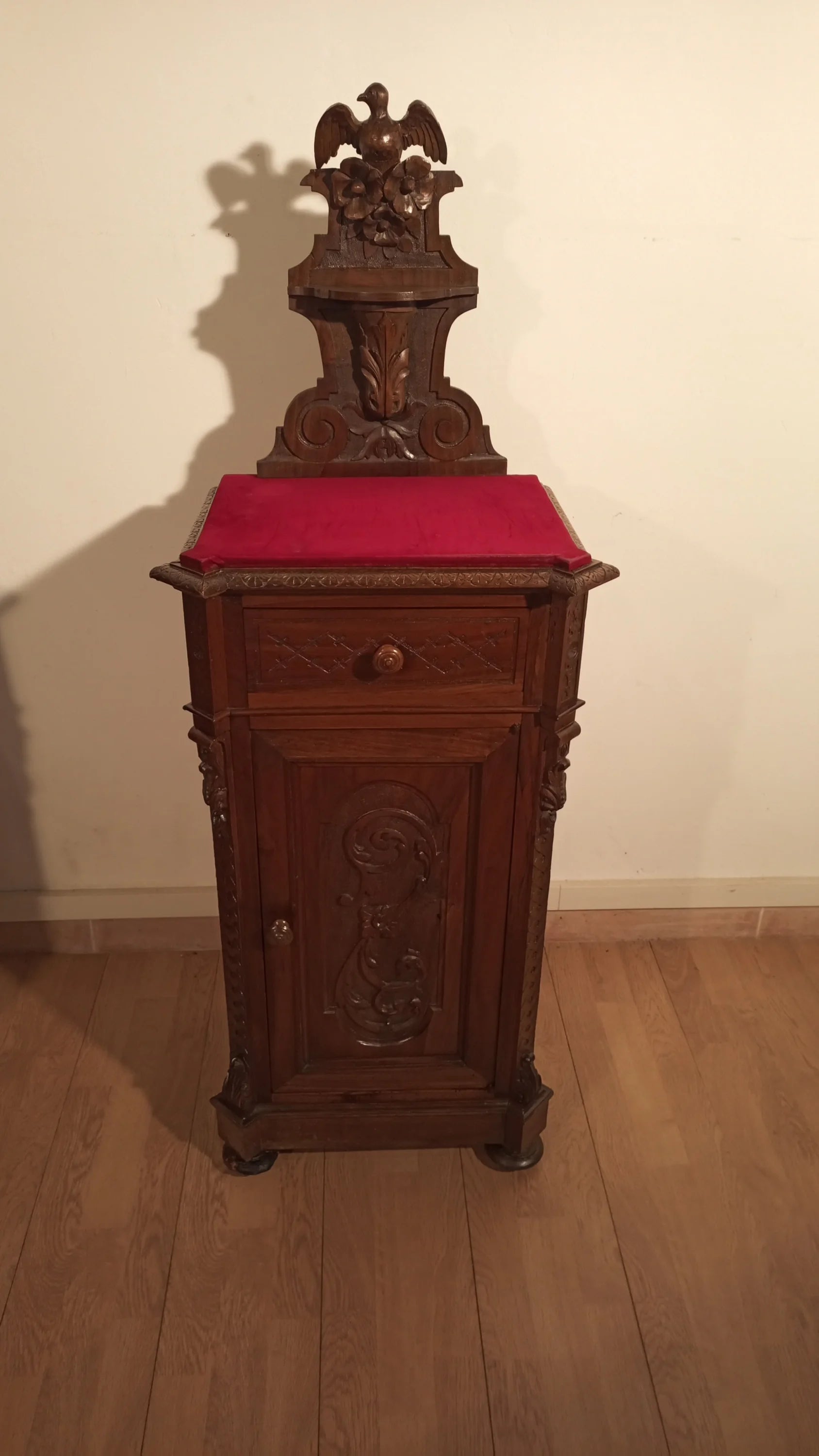 Orolologio in legno con cuscino rosso sopra set di 3 comodini e cassettiera italiana noce xix secolo