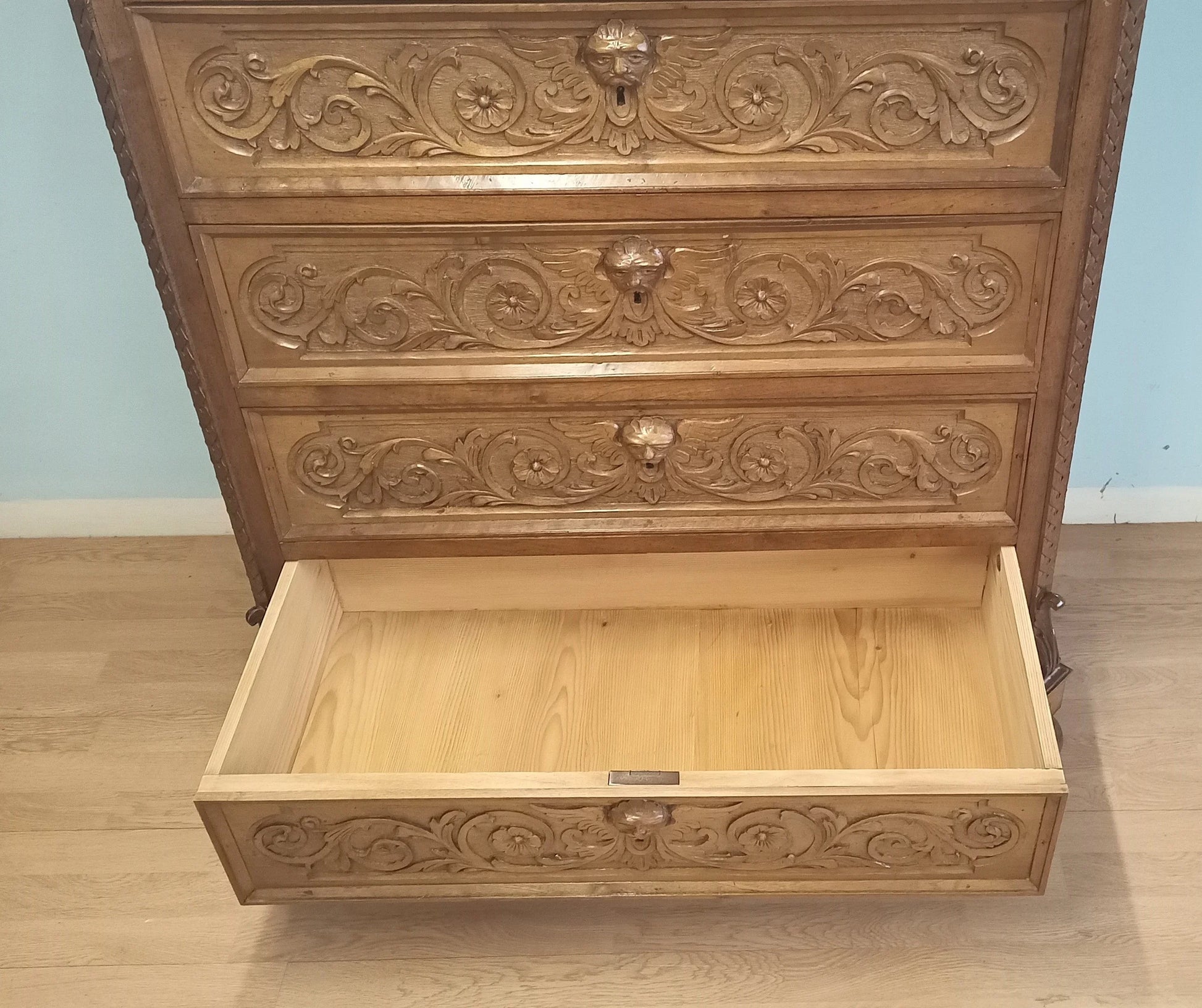 Ornatamente intarsiata cassettiera italiana noce a quattro cassetti con motivi decorativi in set di 3 pezzi xix secolo