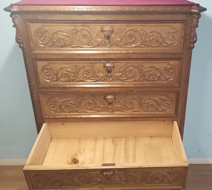 Cassettiera italiana noce set di 3 con quattro cassetti intagliati a motivi floreali decorativi in legno decorato