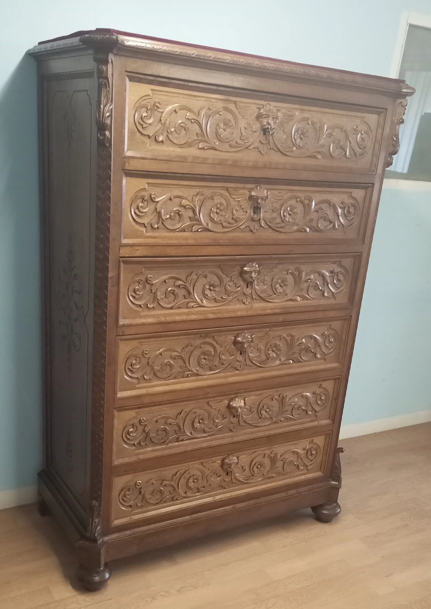 Comodini e cassettiera italiana noce set di 3 con grande cassettiera in legno di noce scolpito del XIX secolo