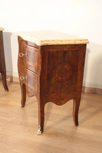 Antico comodino in stile Luigi XV in bois de rose con piano in marmo e intarsi decorativi restaurato