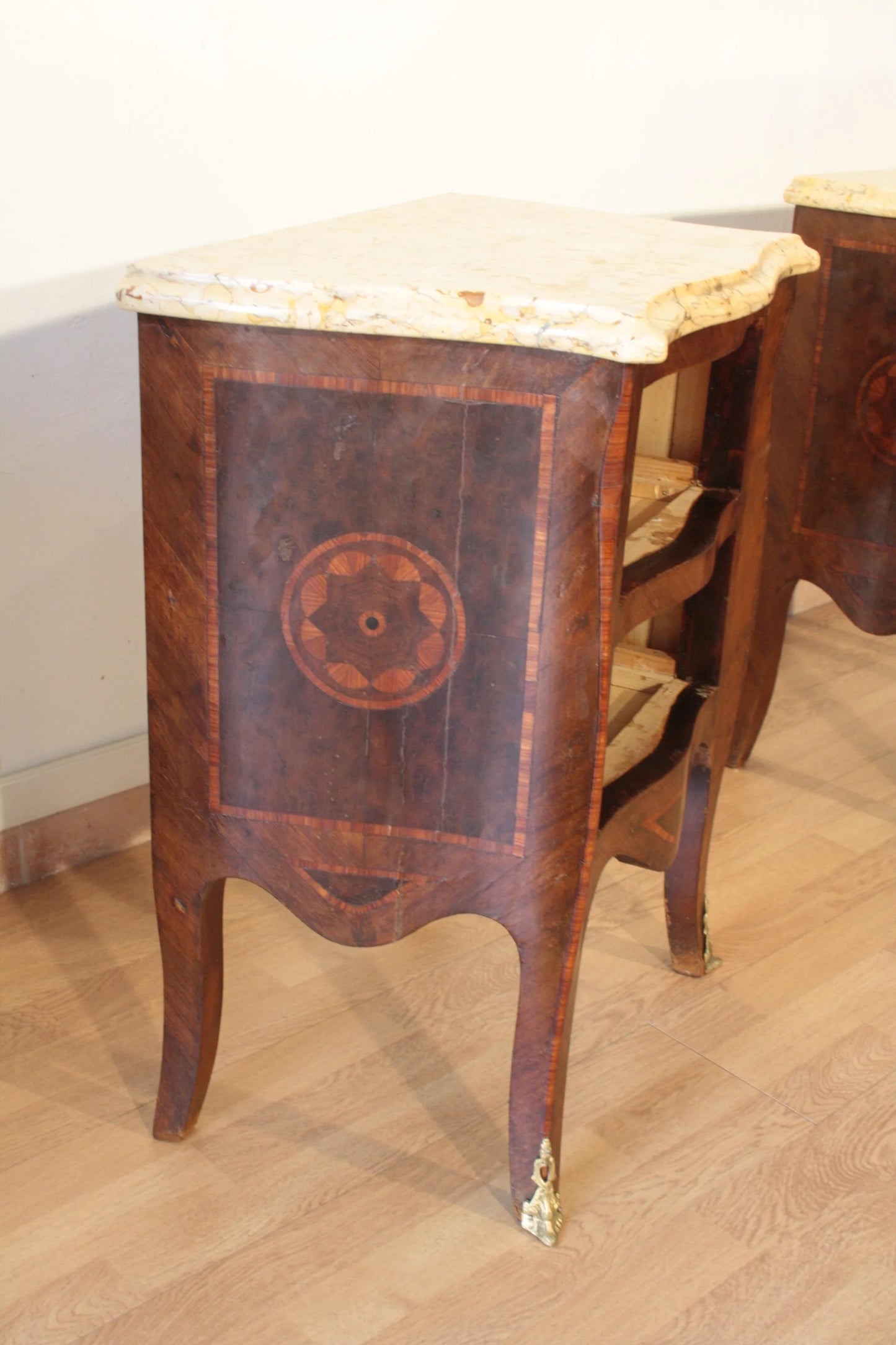 Antico comodino in stile luigi xv in bois de rose con piano in marmo e medaglione intarsiato restaurato