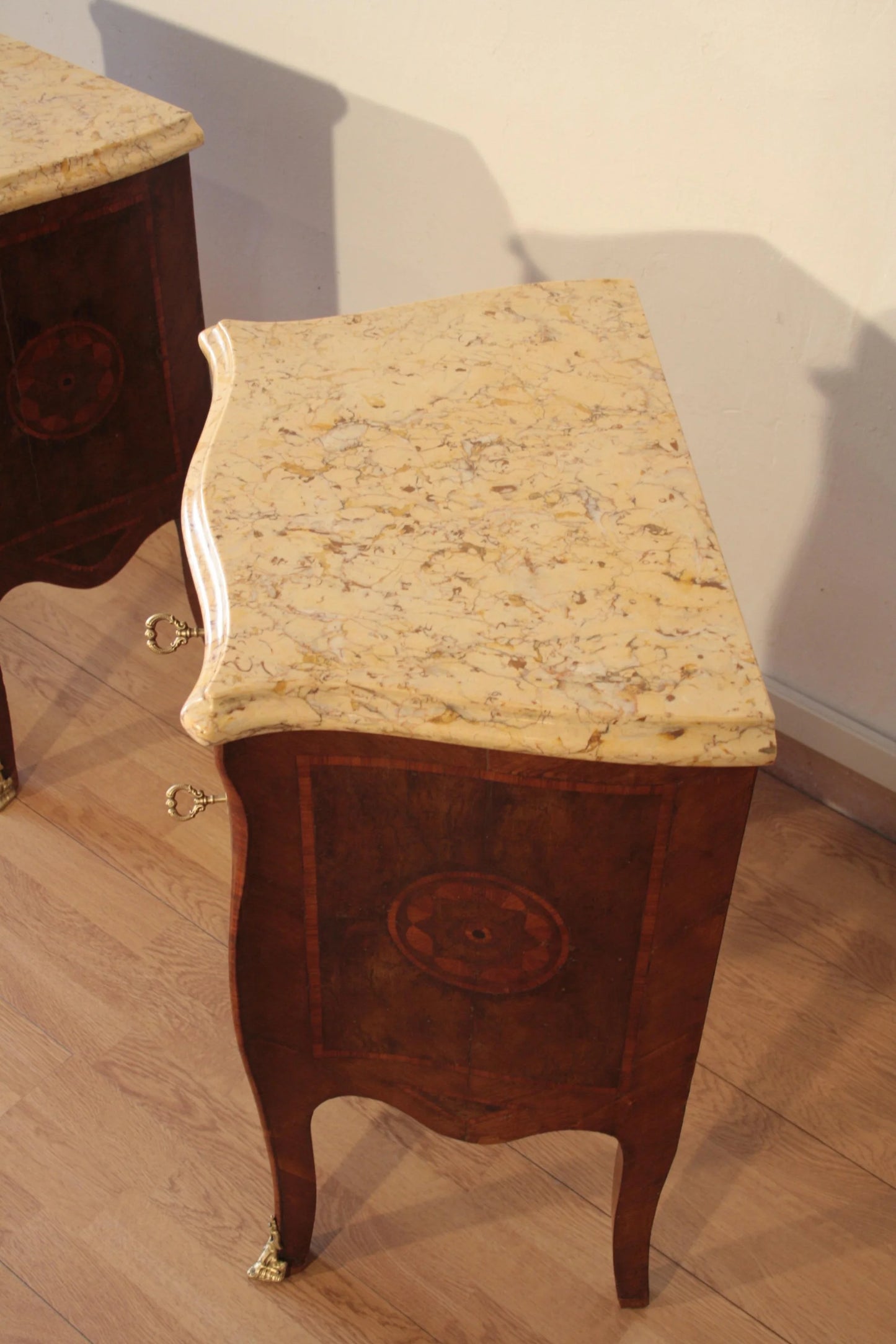 Antico comodino in bois de rose con piano in marmo, gambe curve e decorazioni in stile luigi xv restaurato