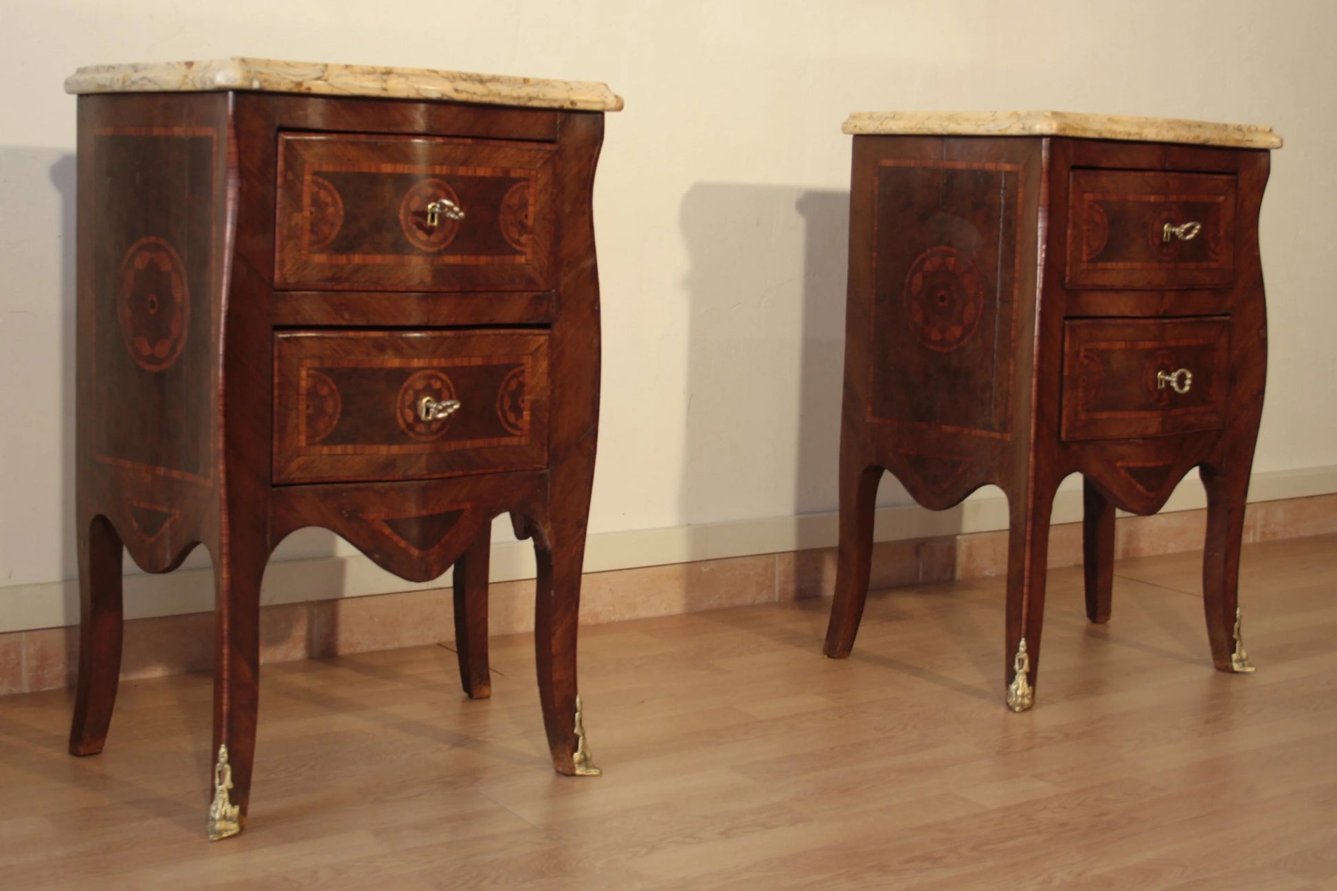 Coppia di comodini in stile luigi xv in bois de rose intarsiati con piani in marmo e gambe curve restaurati