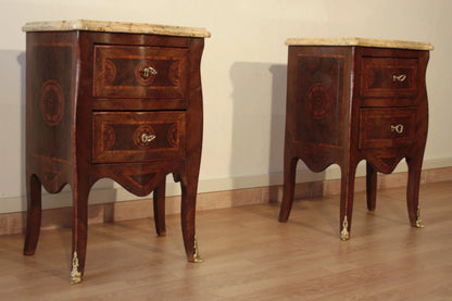 Coppia di comodini in stile luigi xv in bois de rose intarsiati con piani in marmo e gambe curve restaurati