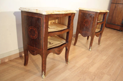 Coppia comodini in stile Luigi XV in bois de rose intarsiati con piani in marmo e gambe curve restaurati