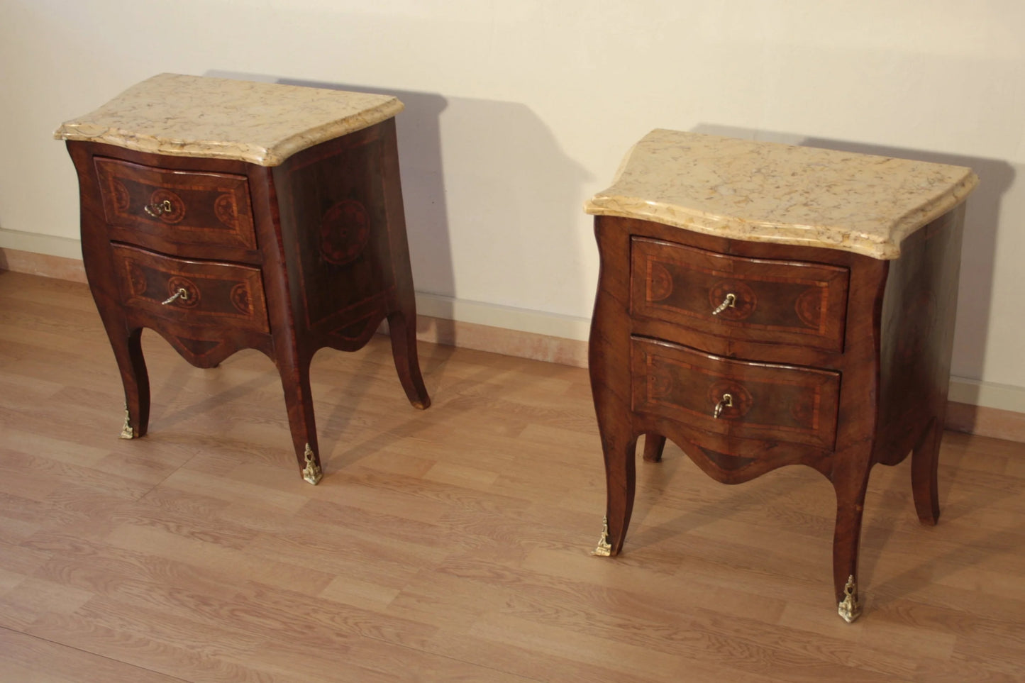 Coppia comodini in stile Luigi XV in bois de rose intarsiati con piano in marmo e gambe curve in legno restaurati