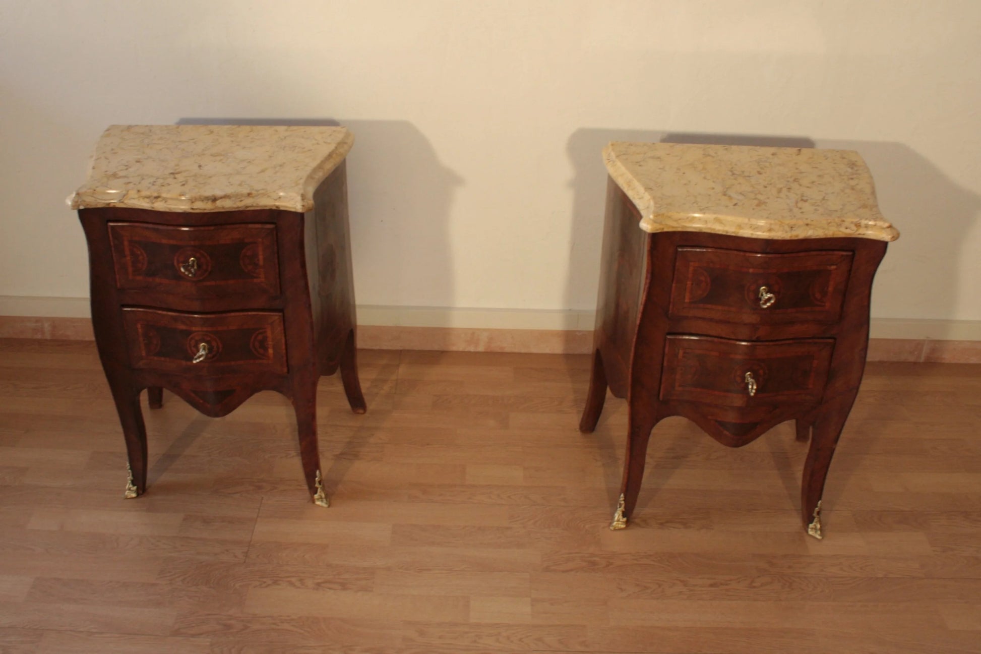 Coppia comodini in stile luigi XV in bois de rose intarsiati con piano in marmo e piedi in ottone restaurati