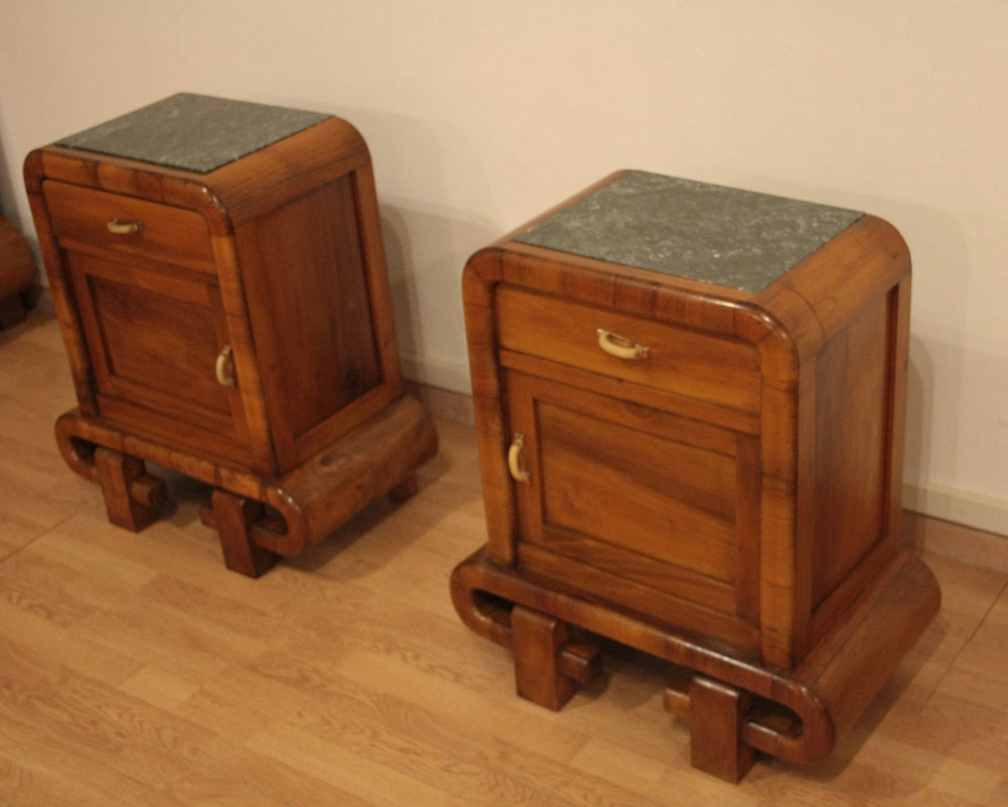 Coppia di comodini in noce art decò anni 50 stile mid century modern italiano dario raia antiquariato