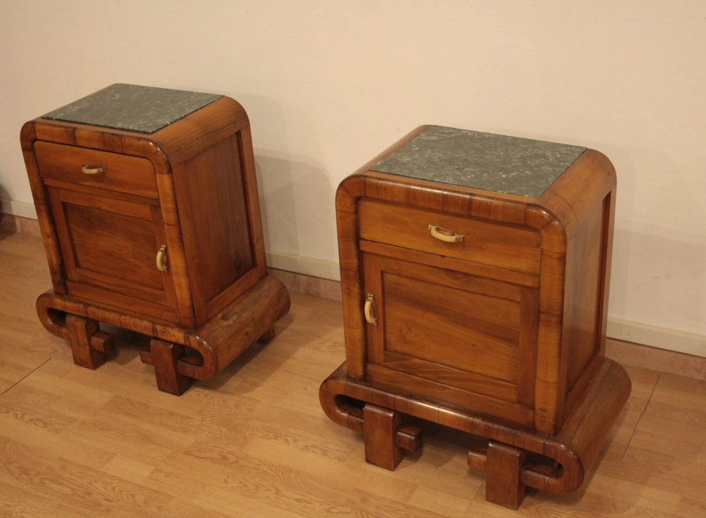 Coppia di comodini in noce art decò anni 50 di dario raia antiquariato in stile mid century modern italiano