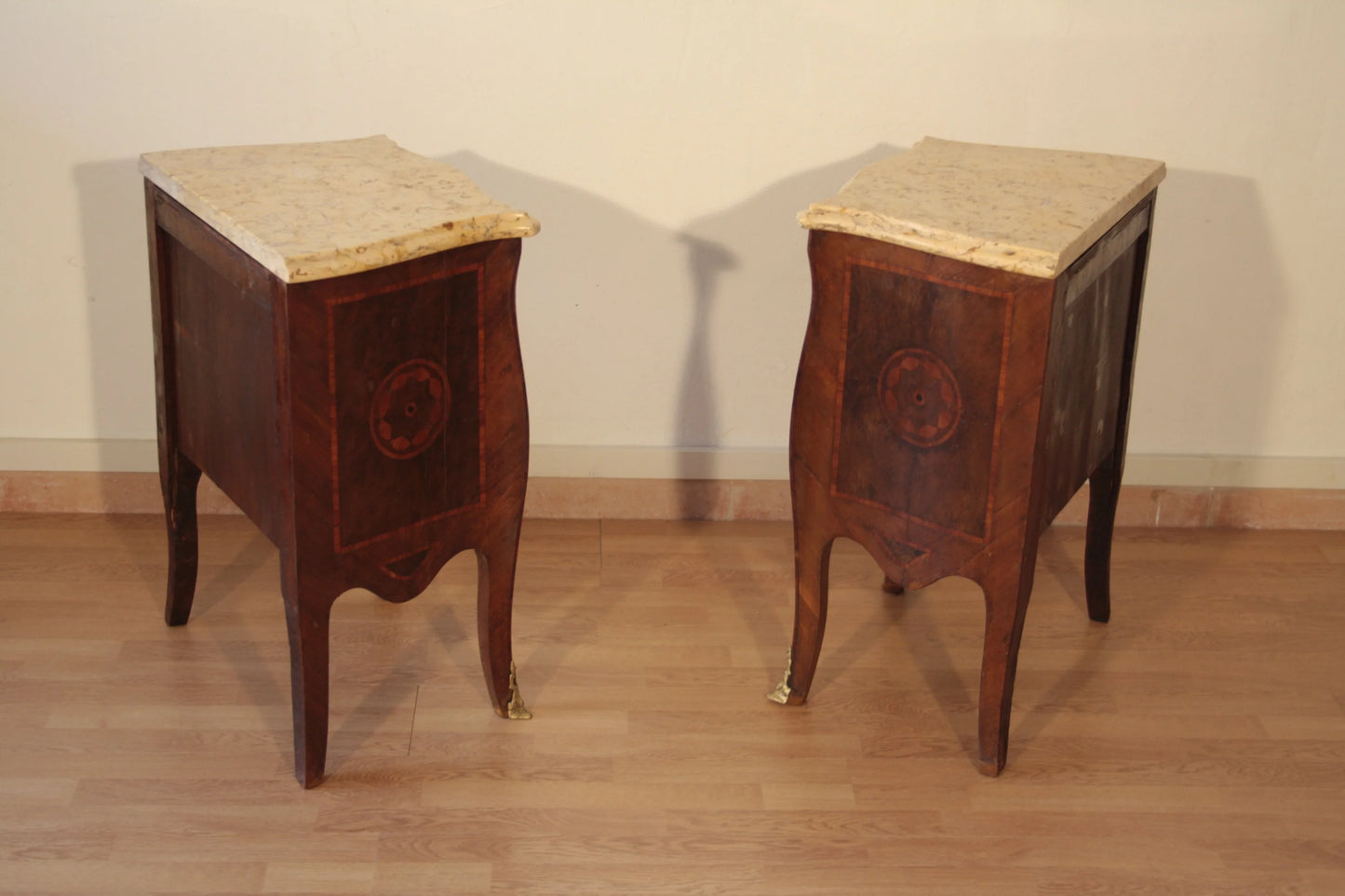 Coppia comodini in stile luigi xv in bois de rose con piano in marmo e raffinati intarsi decorativi