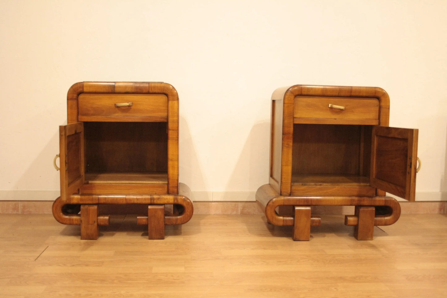 Coppia di comodini in noce art decò anni 50 mid century modern di dario raia antiquariato in legno italiano