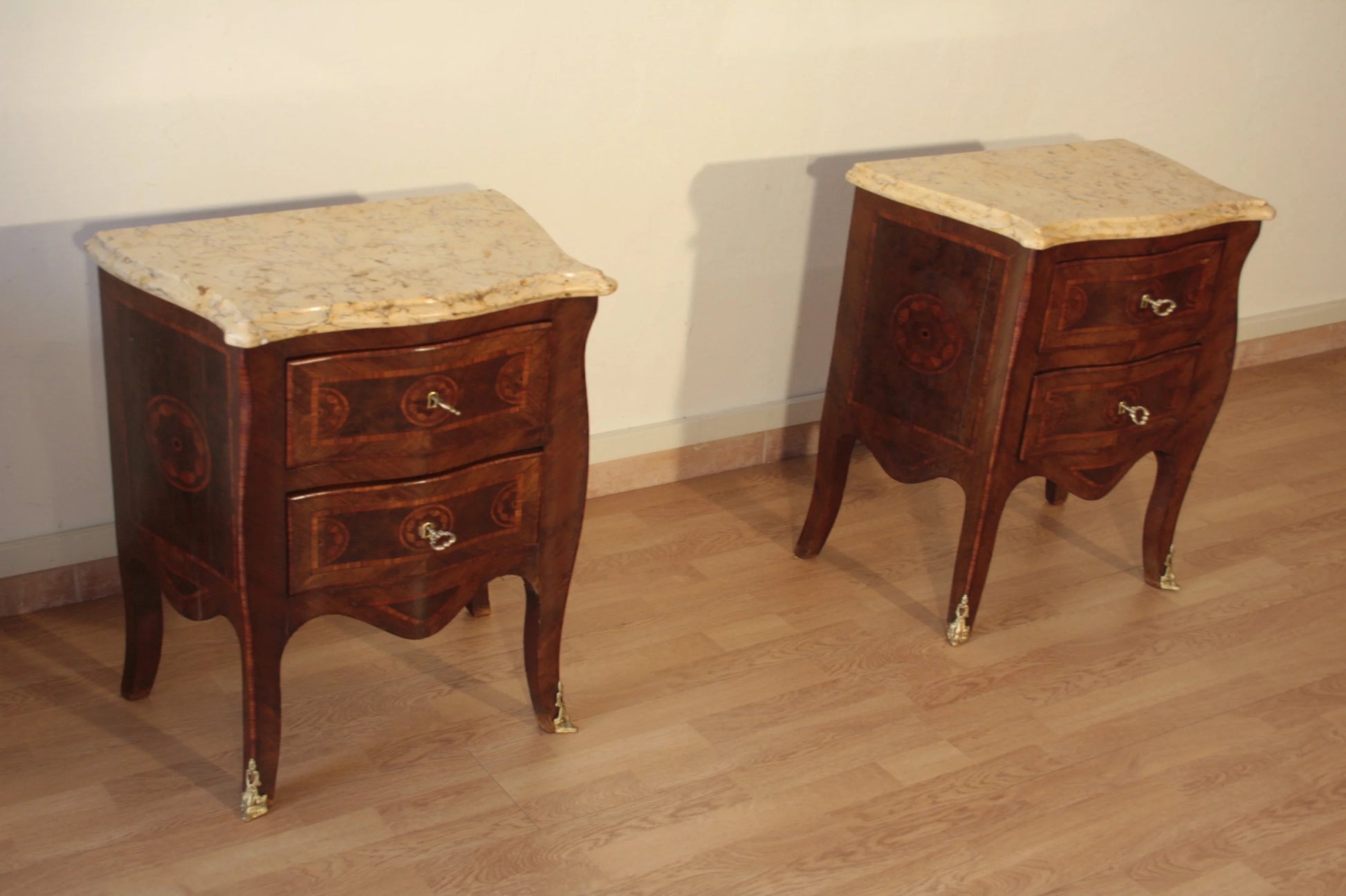 Coppia comodini in stile Luigi XV in bois de rose intarsiati con gambe curve e piani in marmo restaurati