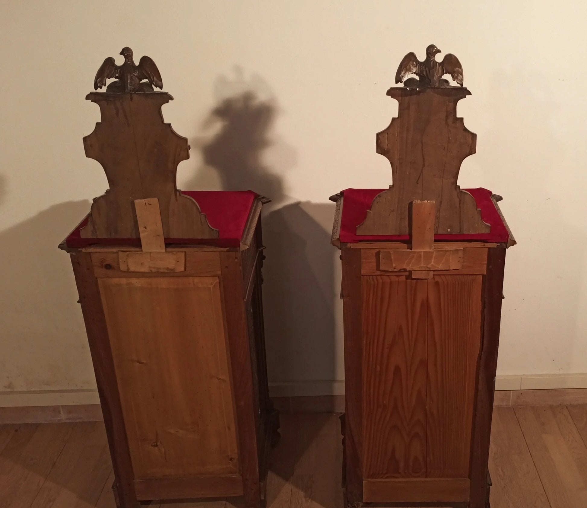 Coppia di comodini italiani in noce con cuscini rossi fine xix secolo italia mobile elegante e d epoca
