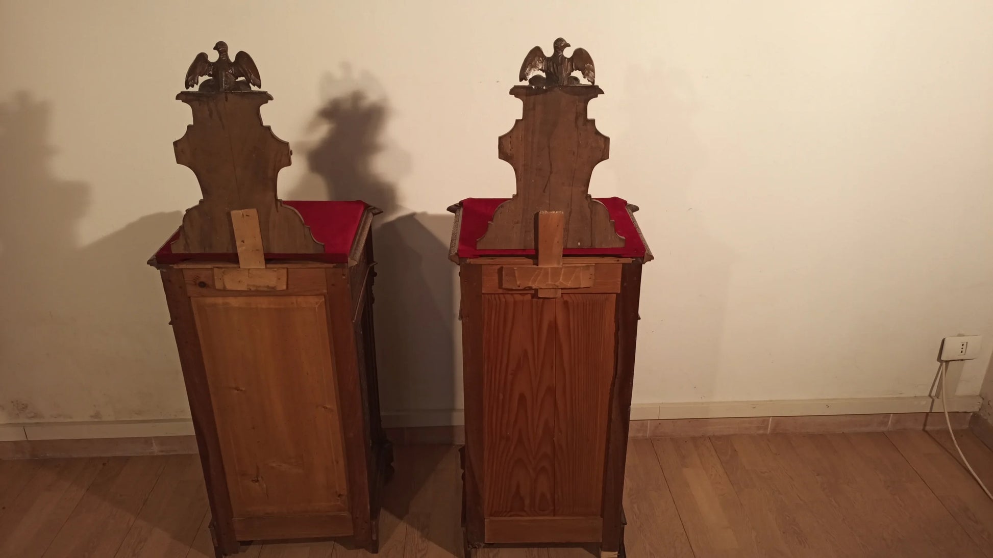 Comodi italiani set di 2 sedie in legno noce con cuscini rossi fine xix secolo italia mobile elegante